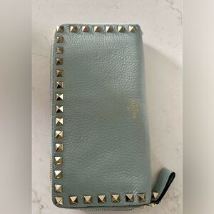Valentino Garavani Rockstud continental wallet grainy leather Blue.